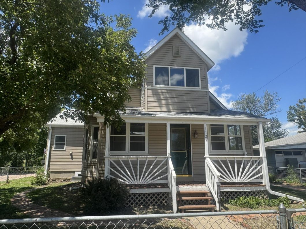 833446 1121 River Drive