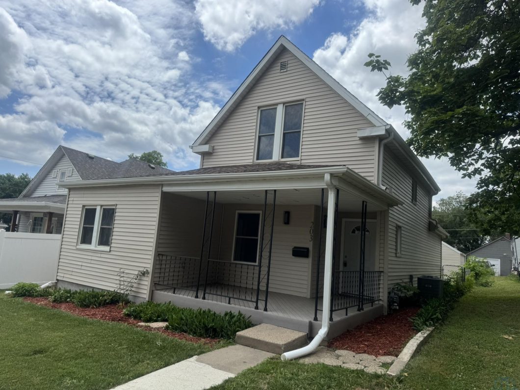 833513 203 Helen